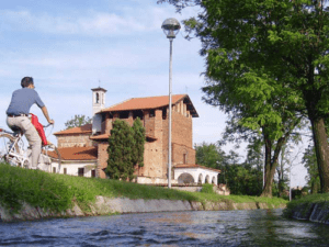 Casa nel verde con un fiume di fianco.